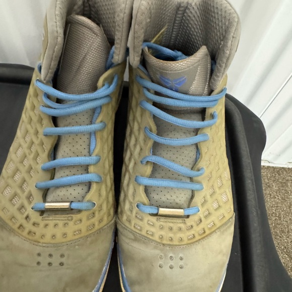 Athletic_Shoes